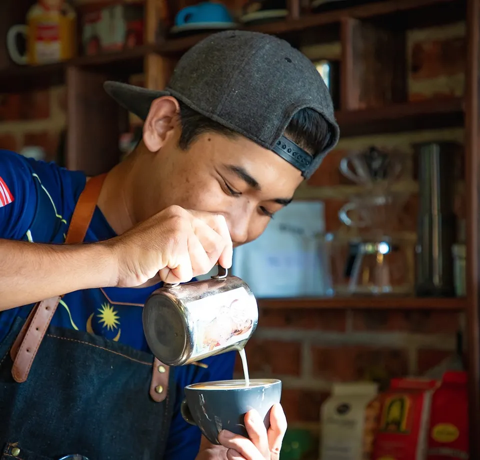 佐藤さんがコーヒーを淹れている